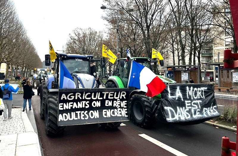 Les agriculteurs dans Rouen, avec leurs tracteurs, lords d'une dernière manifestation - Illustration S.L. / infonormandie