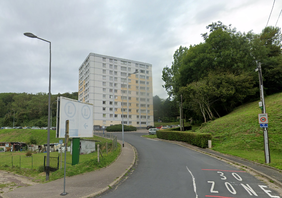 C'est dans cet immeuble d'une dizaine d'étages,  la Tour Saint-Nicolas, située sente du Val-aux-Vaches, que le trafic a été mis au jour  - Google Maps