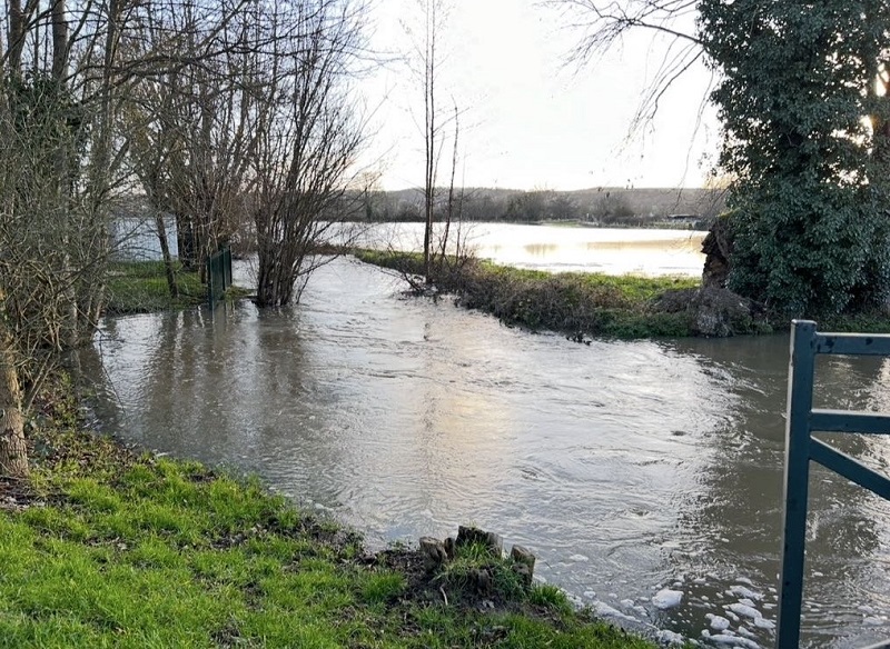 Lors de dernières inondations, ce bras de l'Eure, à Pacy-sur-Eure,  est sorti de son lit et a inondé les terres agricoles - Photo infoNorrnandie