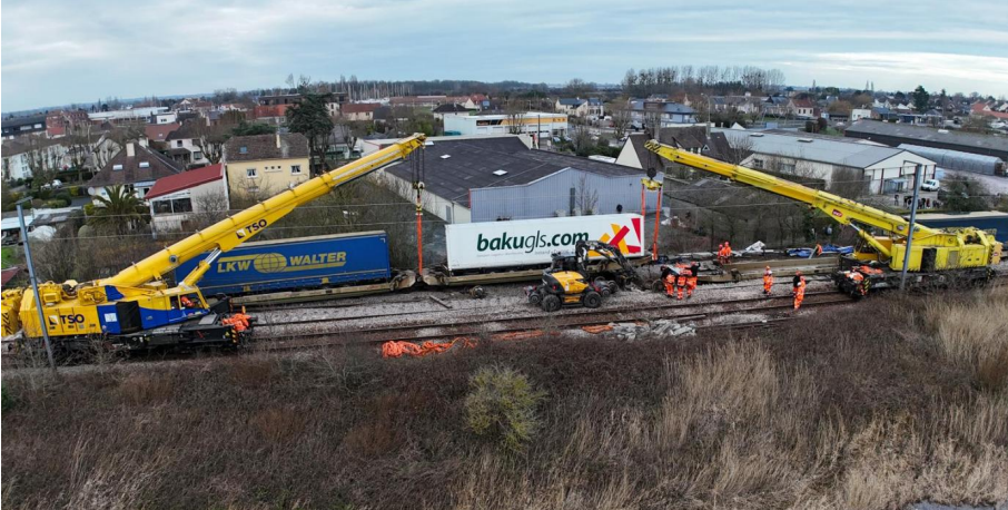 Elle mobilise des moyens lourds d’une ampleur inédite :  100 agents de SNCF Réseau sont mobilisés sur cette opération, ainsi que deux grues ferroviaires de très fort tonnage.  Photo : Fabeos / SNCF Réseau