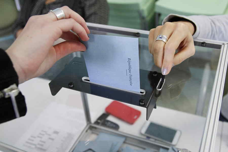 Ce qui ne change pas pour les électeurs des communes de moins de 1 000 habitants : ils n'ont pas l'obligation de présenter une pièce d'identité lors du vote - Illustration Adobe Stock