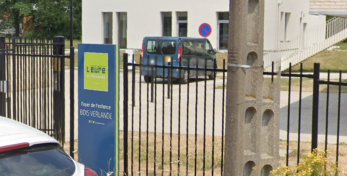 Une enquête de police devra établir l'origine du départ de feu dans une chambre du rez-de-chaussée, ce dimanche midi - Illustration Google Maps