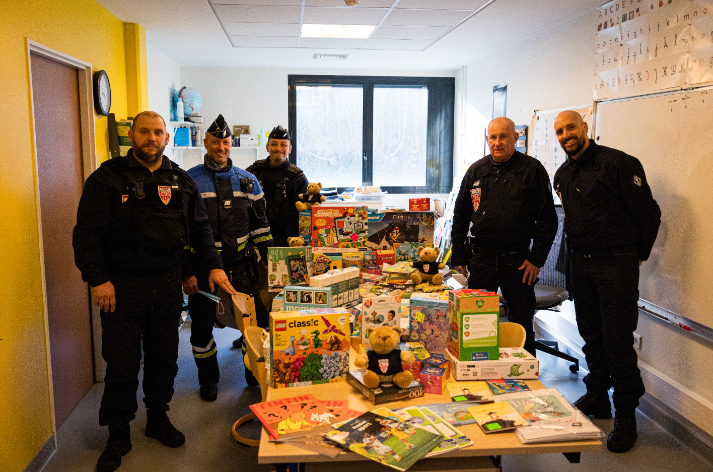 Les policiers sont arrivés les bras chargés de cadeaux