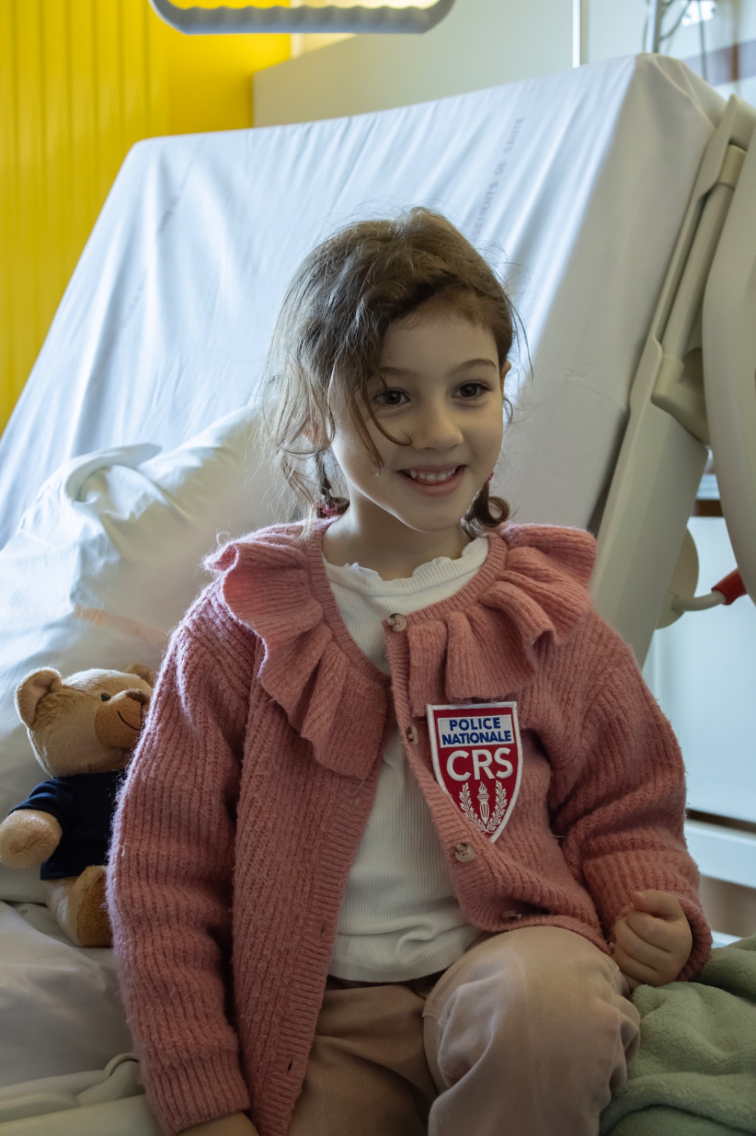 Fière et rayonnante avec son écusson de la police nationale