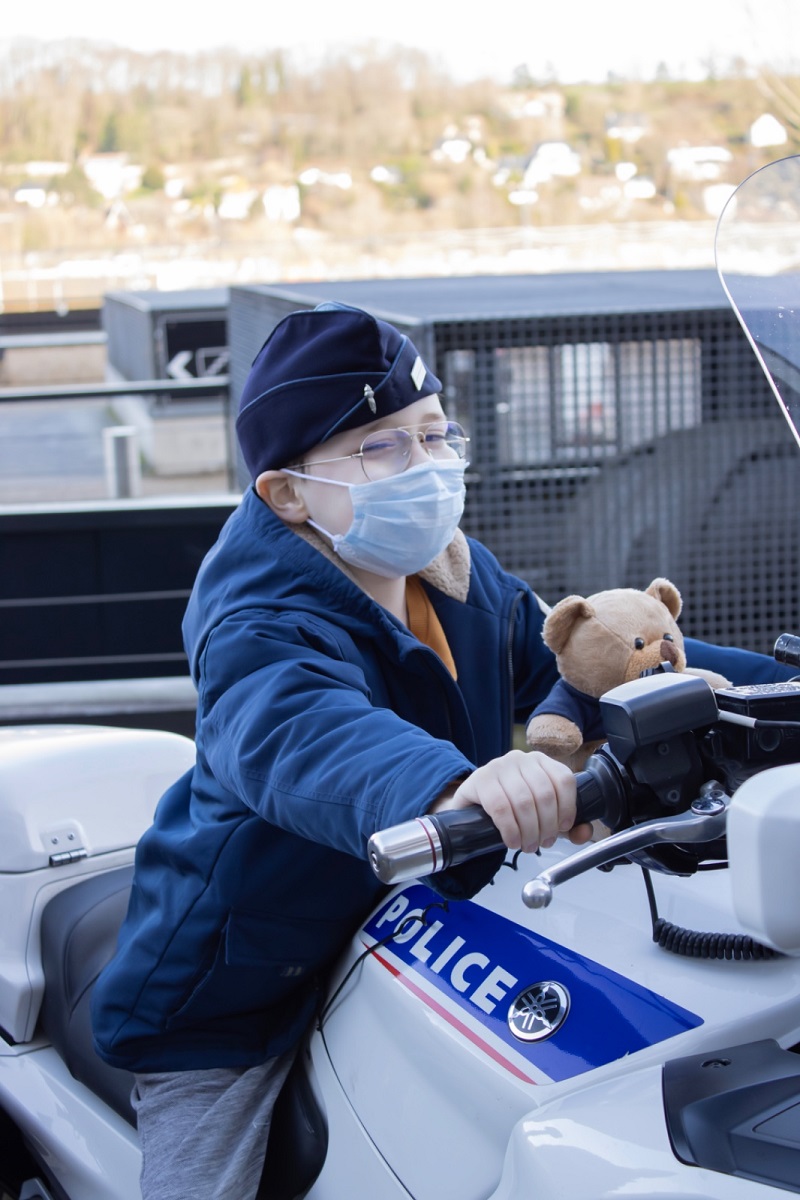Au Havre, la CRS 32 et les motards de la police apportent un peu de sourire aux enfants hospitalisés