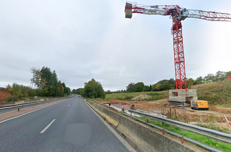 La construction de la future passerelle au-dessus de la RN28 à hauteur d'Isneauville a démarré en 2022. Les travaux ne seront pas achevés avant le début de l'été 2026- Illustration Google Maps