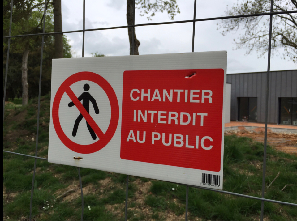 Deux individus en train de charger des rouleaux de laine de verre dans un fourgon  sur un chantier - Illustration infoNormandie