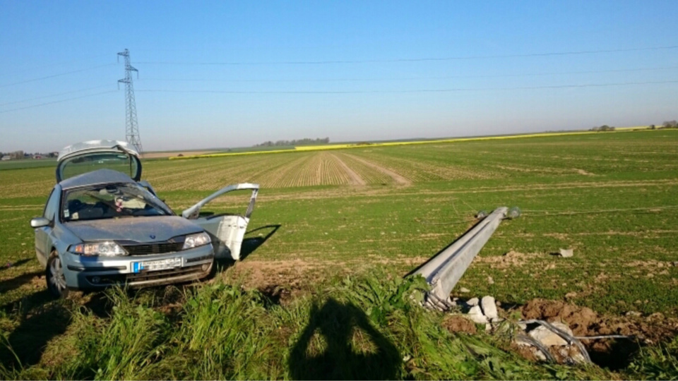 La Renault a percuté violemment le poteau EDF qui s'est arraché à sa base (Photo@DR)