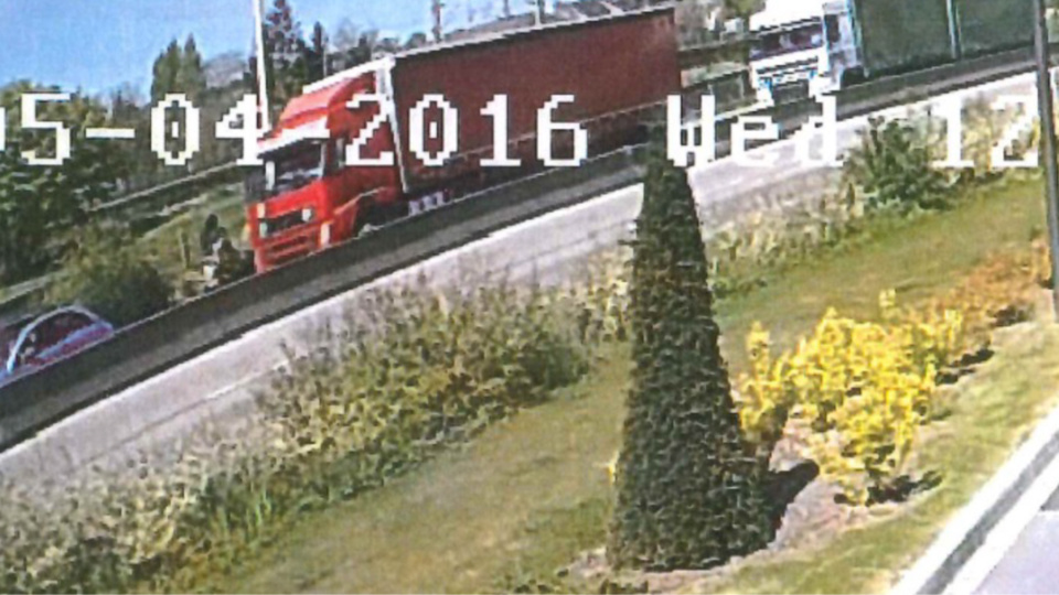 Le semi-remorque rouge a été filmé par une caméra de vidésosurveillance qu'leques instants avant l'accident (Photo@DDSP76)