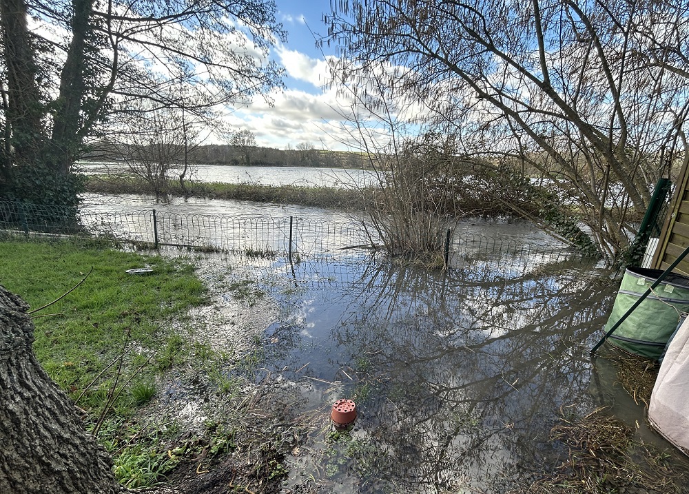 A Pacy-sur-Eure, ce bras de l'Eure est sorti de  son lit et inonde jardins et champs de culture environnants - Photo infoNormandie