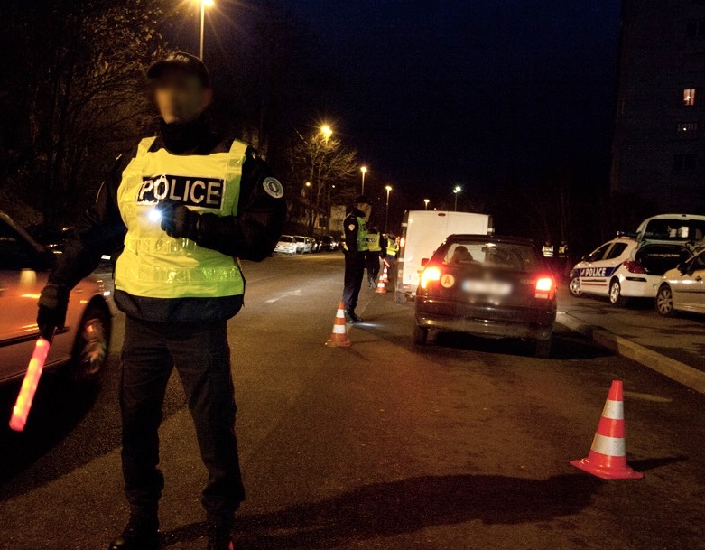 Le dealer a été surpris dans sa voiture, au milieu de la nuit, en  pleine transaction avec un consommateur. Les deux ont été interpellés par un équipage de police  -  Illustration