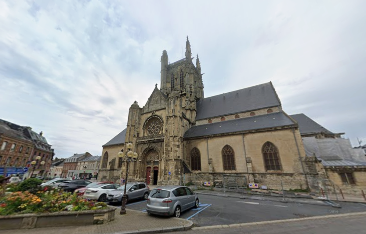 Les deux hommes et la femme recherchés seraient entrés dans la galerie souterraine située à proximité immédiate de l'(église Saint-Etienne - Illustration Google Maps