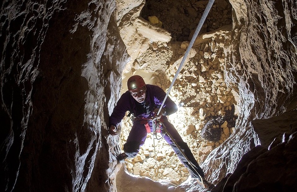 -Les sauveteurs poursuivent la reconnaissance galerie après galerie  Illustration Jaworski/Pixabay