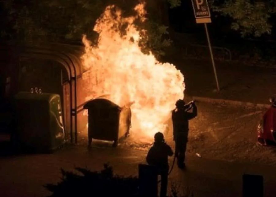 Seine-Maritime : il incendie une troisième poubelle sous les yeux des policiers à Orival