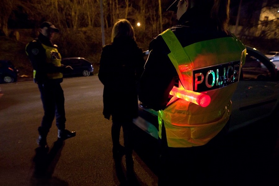Les forces de l'ordre sont arrivés au bon moment et alors que la conductrice et un piéton échangeaient de l'argent contre des stupéfiants - Illustration DGPN