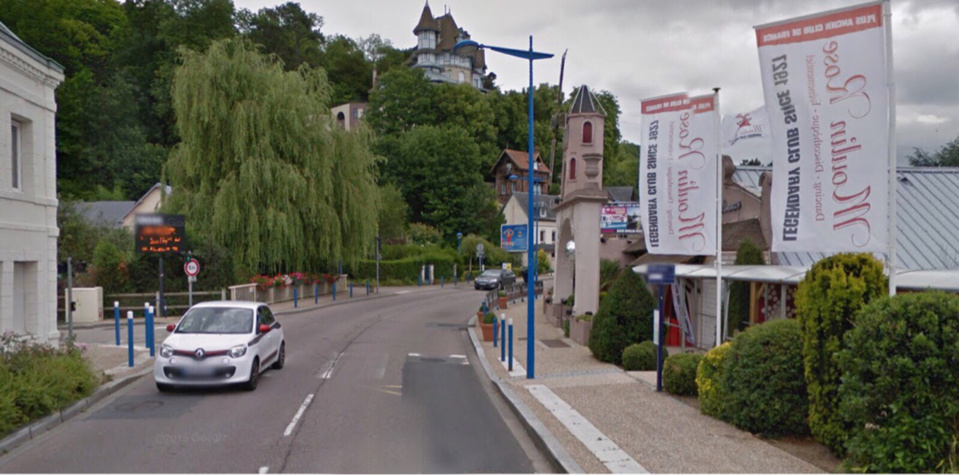 Le piéton a été fauché par le véhicule sur le bas-côté de la route de Paris, près de la discothèque le Moulin Rose (illustration)