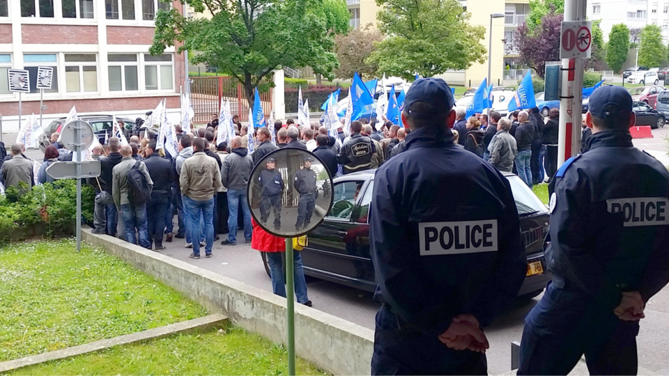 Une centaine de fonctionnaires se sont rassemblés devant l'hôtel de police, rue Bisout de Barneville à Rouen