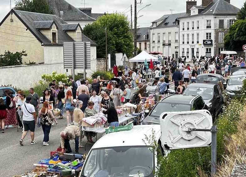 Les foires et à tout et autres brocantes rencontrent toujours un énorme succès en Normandie - Illustration archives infoNormandie