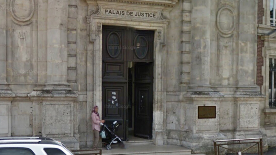 Évreux (Eure) : l'adolescent outrage une fonctionnaire de police dans le palais de justice