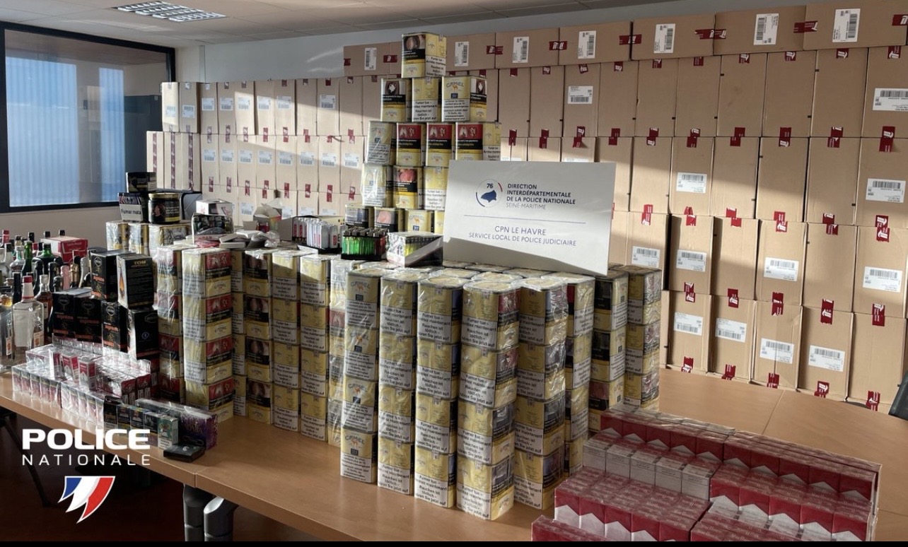 Les perquisitions menées dans la foulée ont abouti à la saisie de 350 kg de tabac, de 10 913 euros en numéraire, de trois véhicules ainsi que de 5 090 euros d’alcool. - Photo publiée par la PN76 sur X