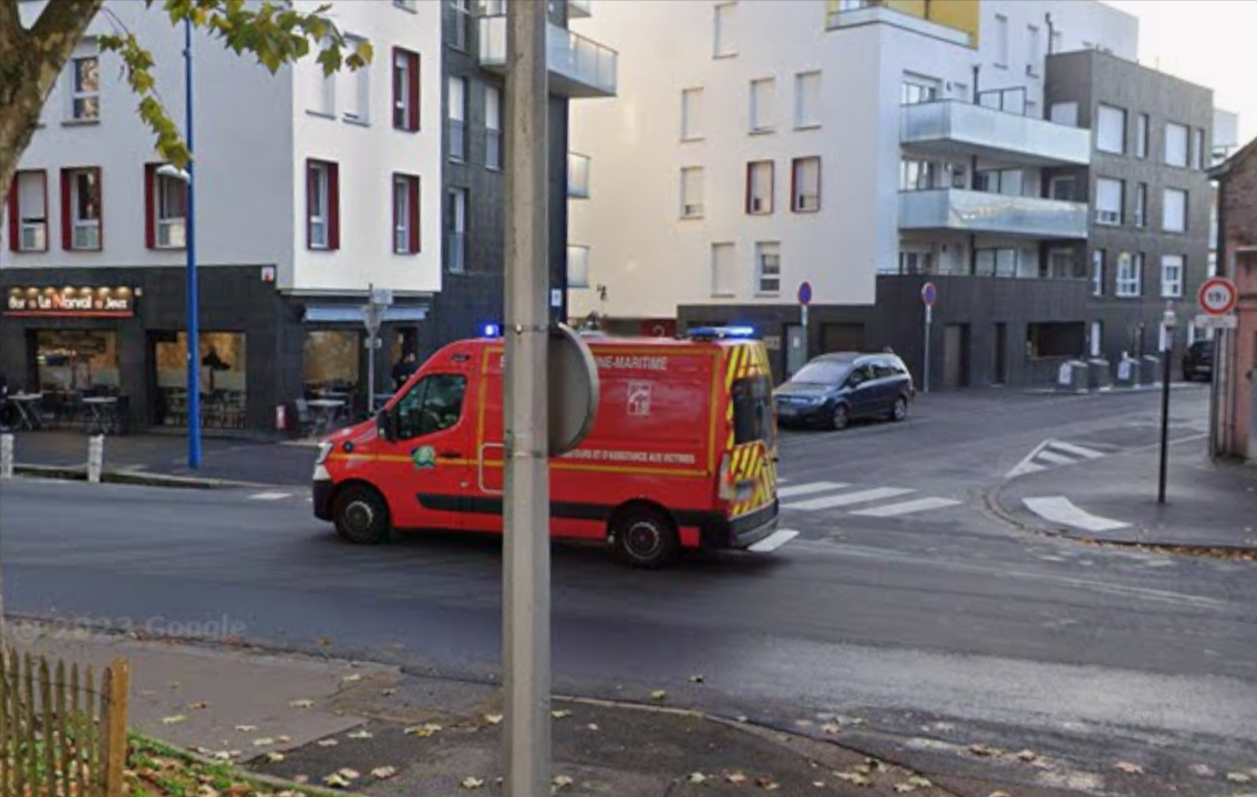Sotteville-lès-Rouen : violent incendie sur le toit d’une école maternelle désaffectée