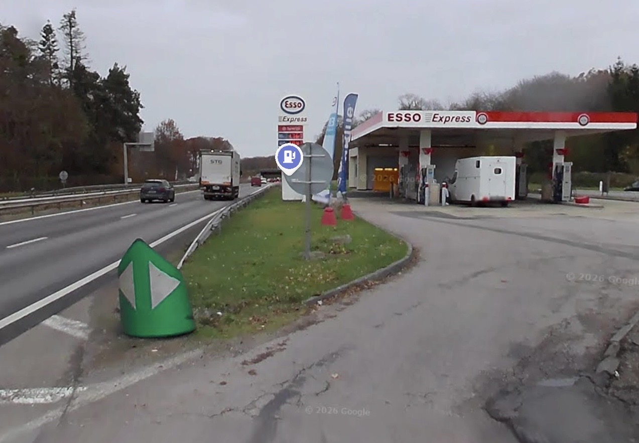 La voiture a endommagé des installations de la station service - illustration