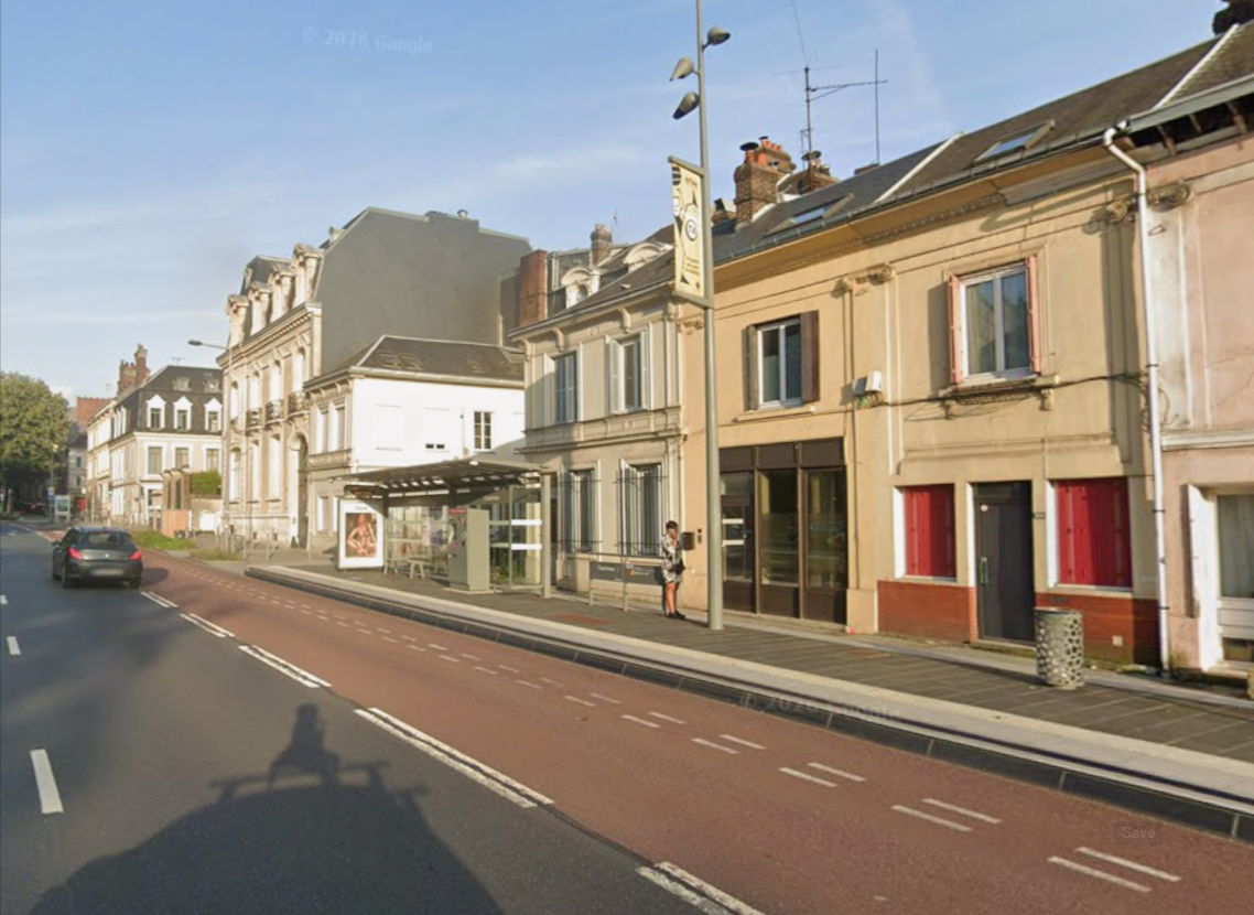 La  corniche d'un immeuble de ville, situé au 67 boulevard de la Marne (à droite sur la photo Google Maps) menaçait de tomber sur la voie publique