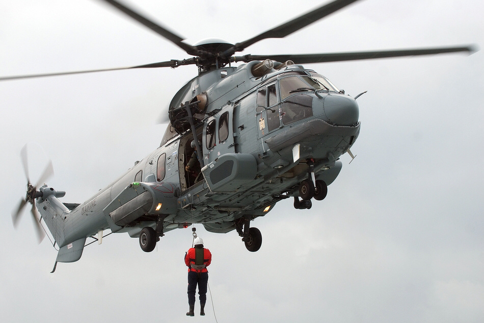 Le matin à été hétreuillé à bord de l'hélicoptère de la Marine pour être évacué vers l'hôpital de Cherbourg (illustration)
