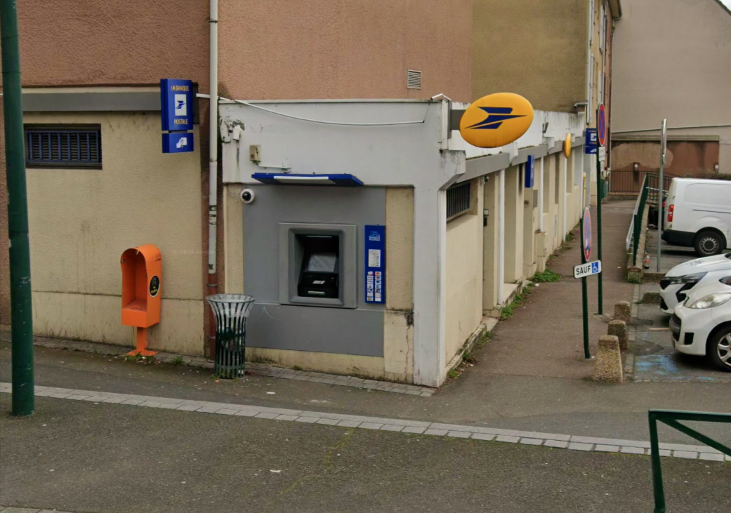 La femme a été menacée par un inconnu armé d'un couteau alors qu'elle se trouvait à un distributeur de billets route de Houdan - Illustration Google Maps