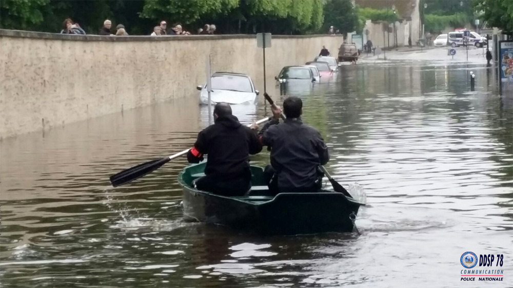 Les policiers se déplacent en barque à Rambouillet (Photo@DDSP78)