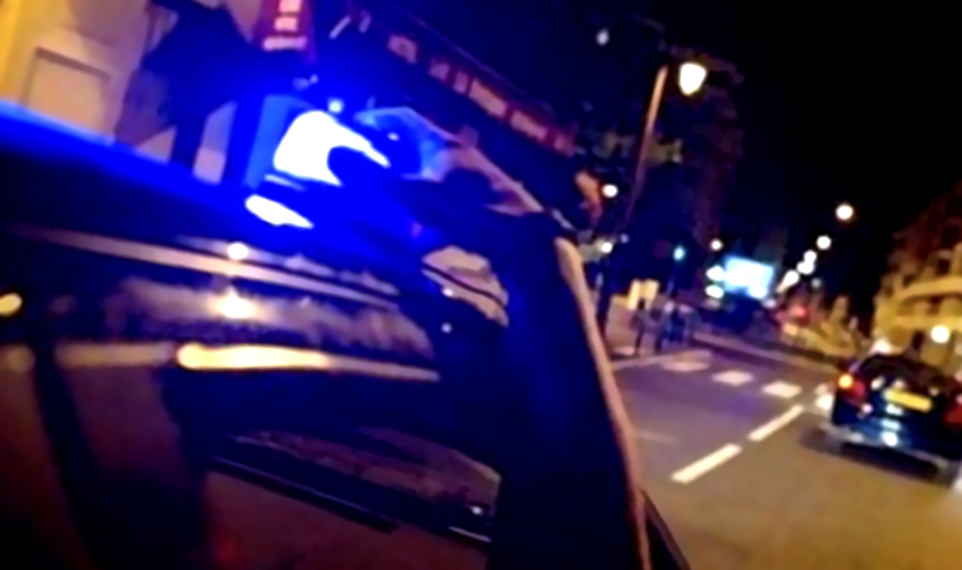 Poursuivi par le véhicule de police, avertisseur et gyrophane allumés, l'automobiliste s'est finalement arrêté - Illustration