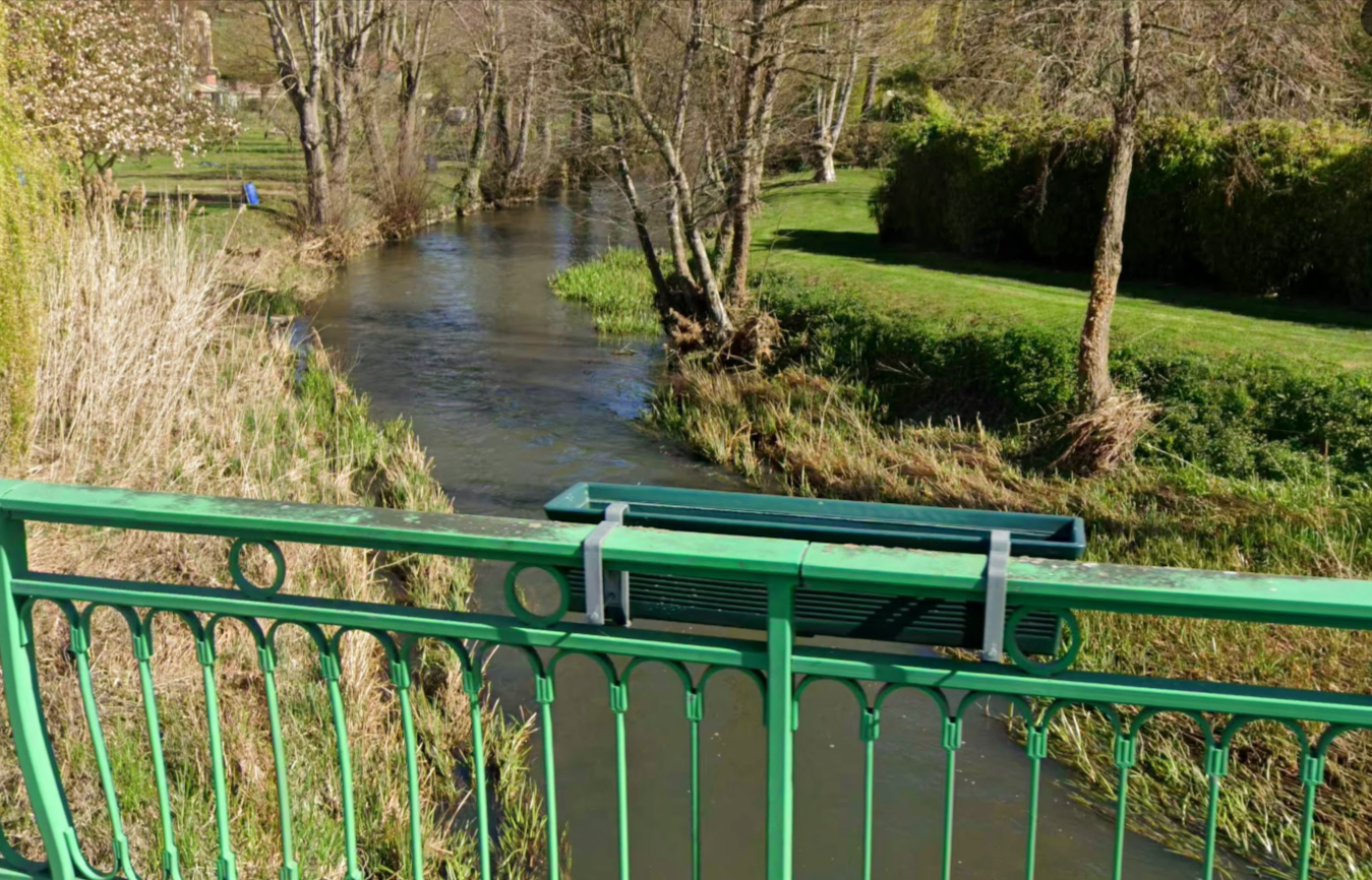 Le corps imméergés dans la rivière l'Iton a été rep^éré par des promeneurs sur la berge à hauteir de Mesnils-sur-Iton - Illustration