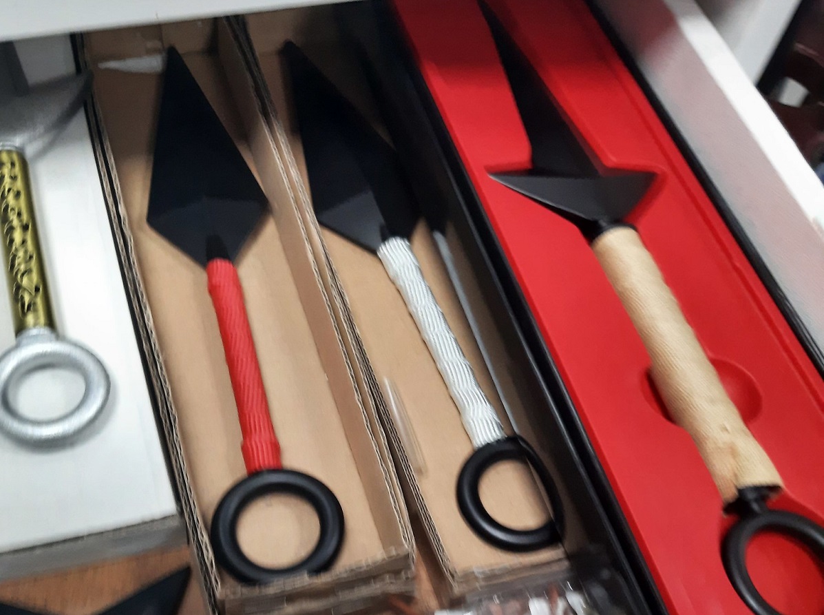 Parmi les objets saisis figuraient notamment : longs couteaux à cran d’arrêt, étoiles de ninja, cannes-épées avec lame dissimulée, couteaux papillons... Photo © Douane