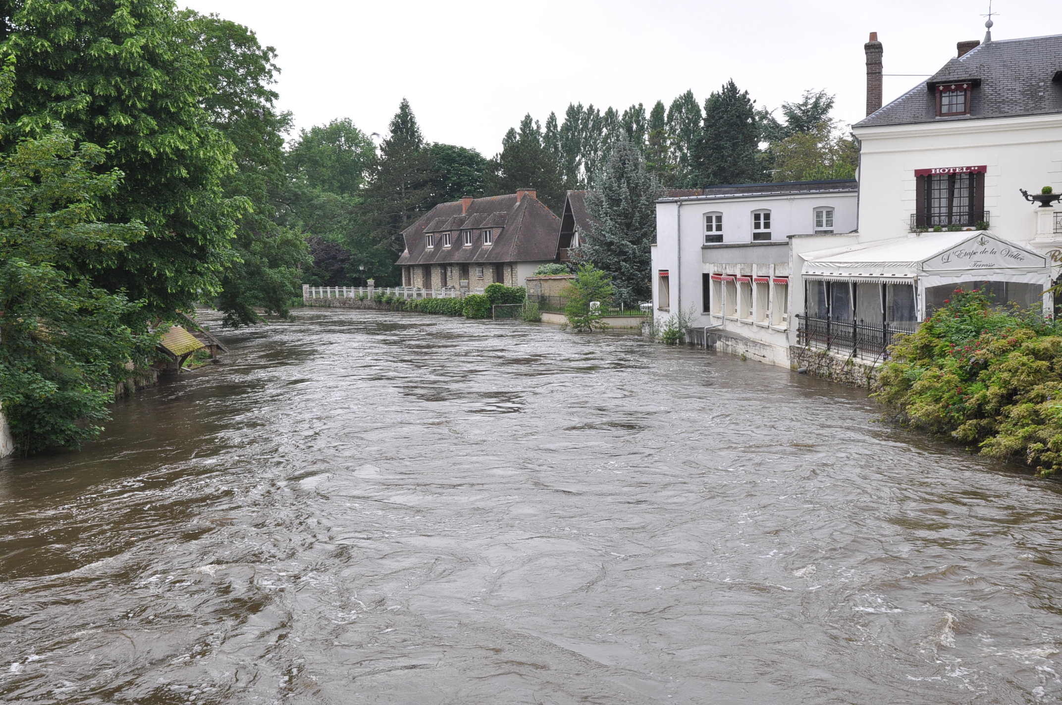 Le débit de l'Eure à Pacy-sur-Eure, est très important mais le niveau s'est stabilisé (Photo@infoNormandie)