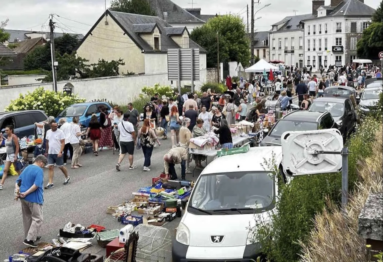 Les foires à tout, brocantes et autres vide grenier connaissent un immense succès dès que les beaux jours arrivent - photo d’archive infonormandie