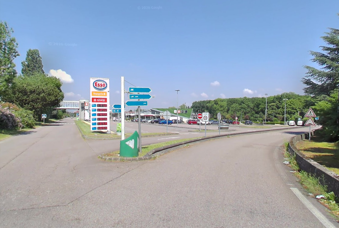 Le tracteur et sa première remorque se sont renversés à proximité de l'accès réservé aux camions sur l'aire de service - Illustration © Google Maps