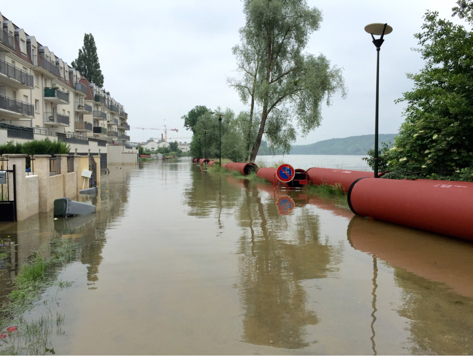 Cette image de quais inondés (à Vernon) par le débordement de la Seine devrait appartenir au passé dans quelques jours (Photo@infonormandie)