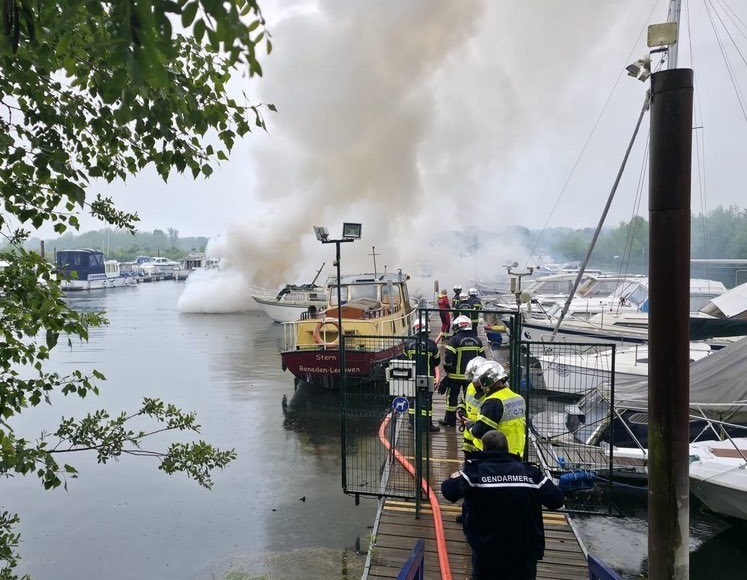 Deux bateaux de plaisance ravagés par les flammes et coulés dans le port de Venables