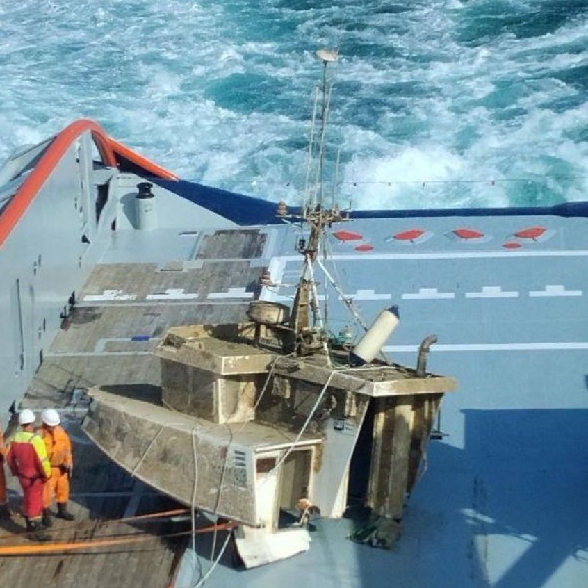 L’épave du P’tit Vox a été relocalisée par l’hélicoptère de la Sécurité civile Dragon 76. Le BSAA Argonaute a ensuite procédé au relèvement de l’épave et à sa mise à bord. - Photo publiée par la Préfecture maritime