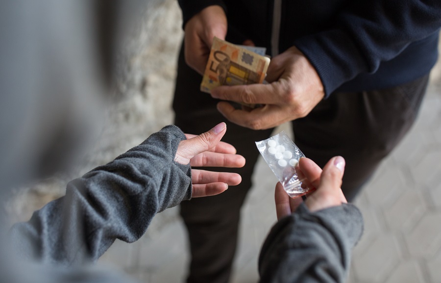 Le dealer ne vendait pas seulement de la kétamine, chez lui les policiers ont retrouvé des produits sytupéfiants, une belle somme en petite coupures ... - Illustration © Adobe Stock