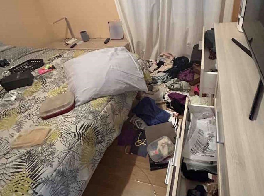 Une des chambres a été minutieusement fouillée - Photo © infoNormandie