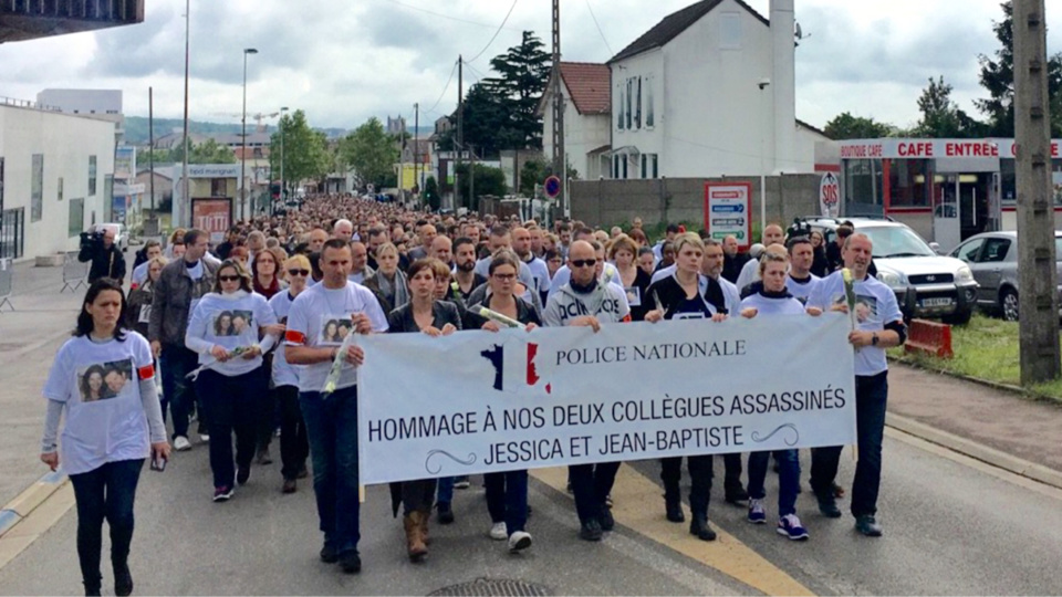 Quelque 2 500 personnes ont défilé en silence entre le commissariat de Mantes-la-Jolie et le pavillon du couple de policiers assassinés à Magnanville (Photo@Police nationale/Twitter)