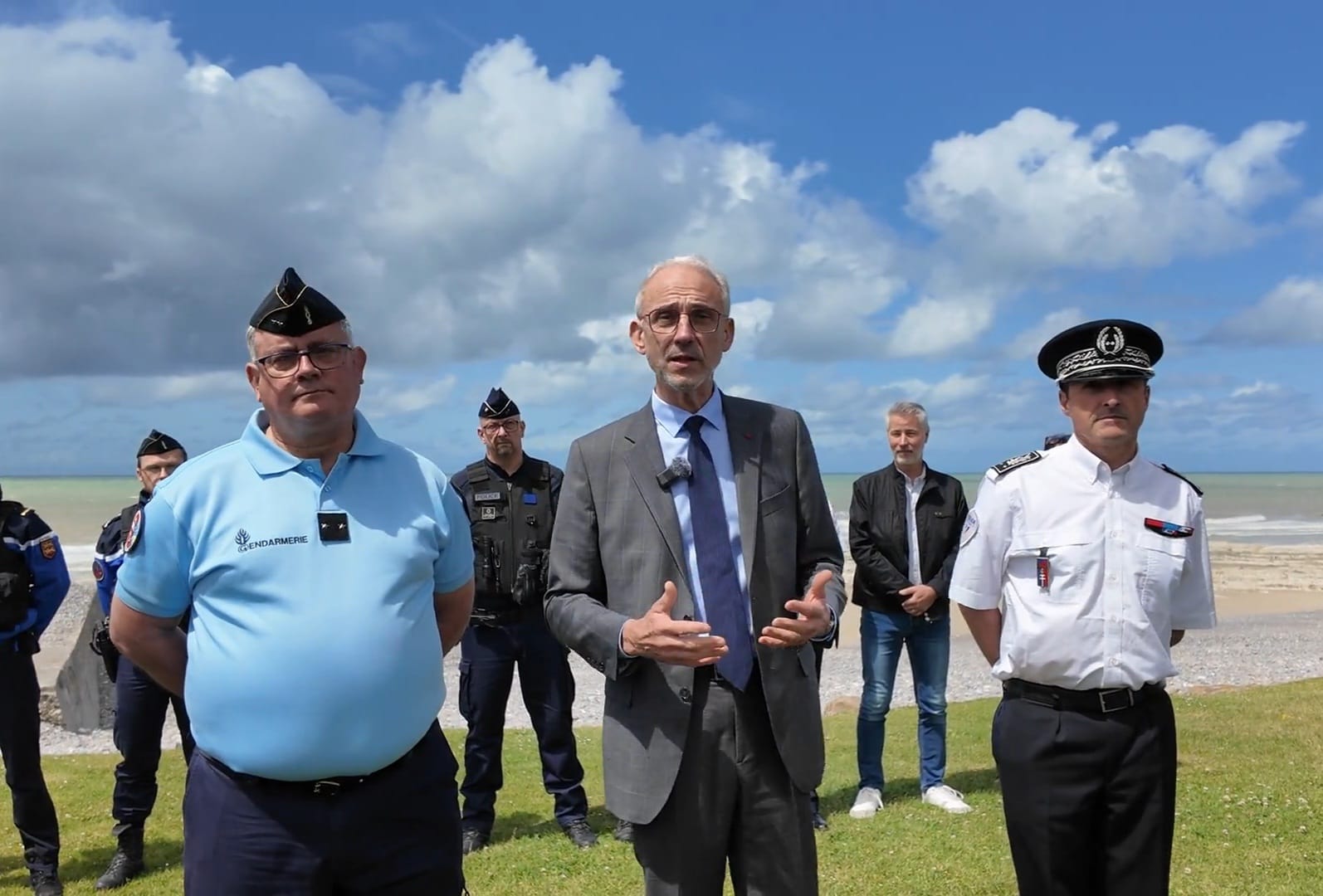 Le préfet de Seine-Maritime entouré des reponsables de la gendarmerie et de la police du département ce mardi sur le front de mer à Sainte-Marguerite-sur-Mer