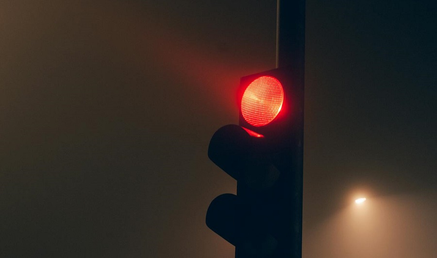 L'automobiliste en fuite a été contraint et forcé de s'arrêter à un feu rouge - Illustration ©Pexels