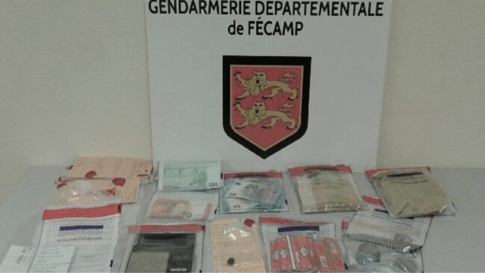 Près de 10 000€ en billets de banque ont été saisis lors des perquisitions (Photo@Gendarmerie)