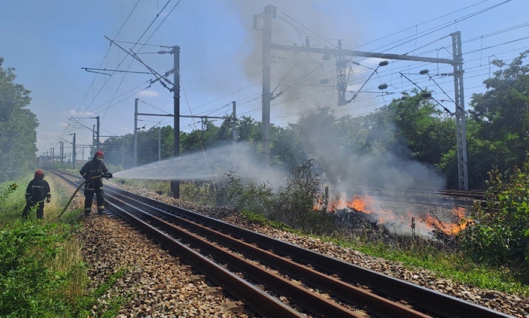 Un feu de végétation en bordure des voies à Maisons-Laffitte est à l’origine des perturbations d’hier - Photo SNCF/X