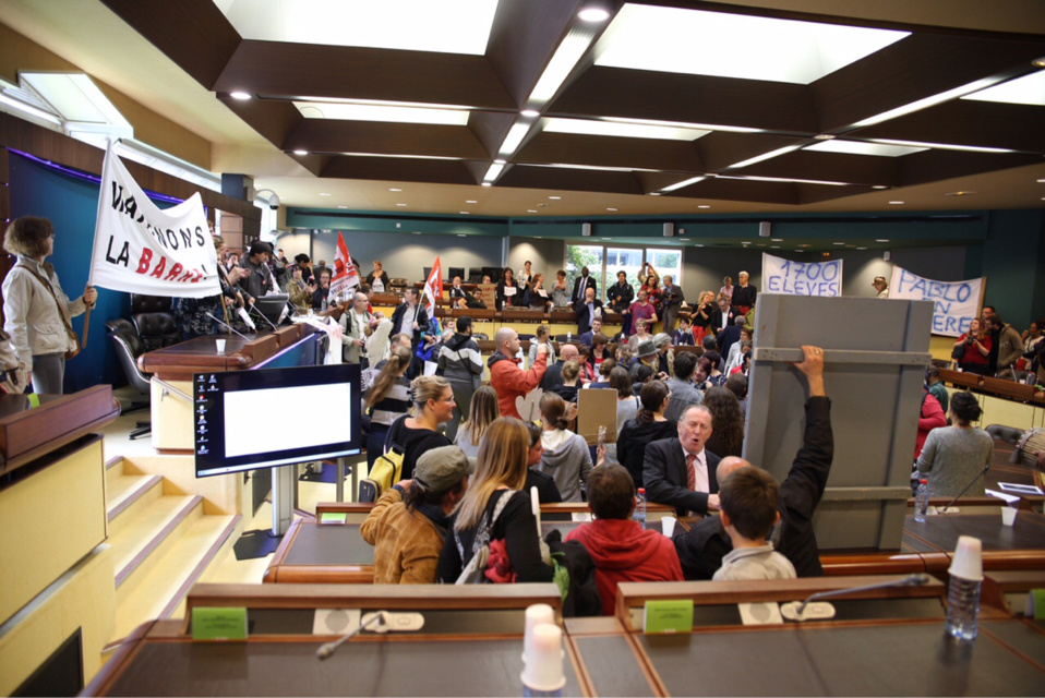Évreux : la police intervient à l'Hôtel du Département pour déloger des manifestants 