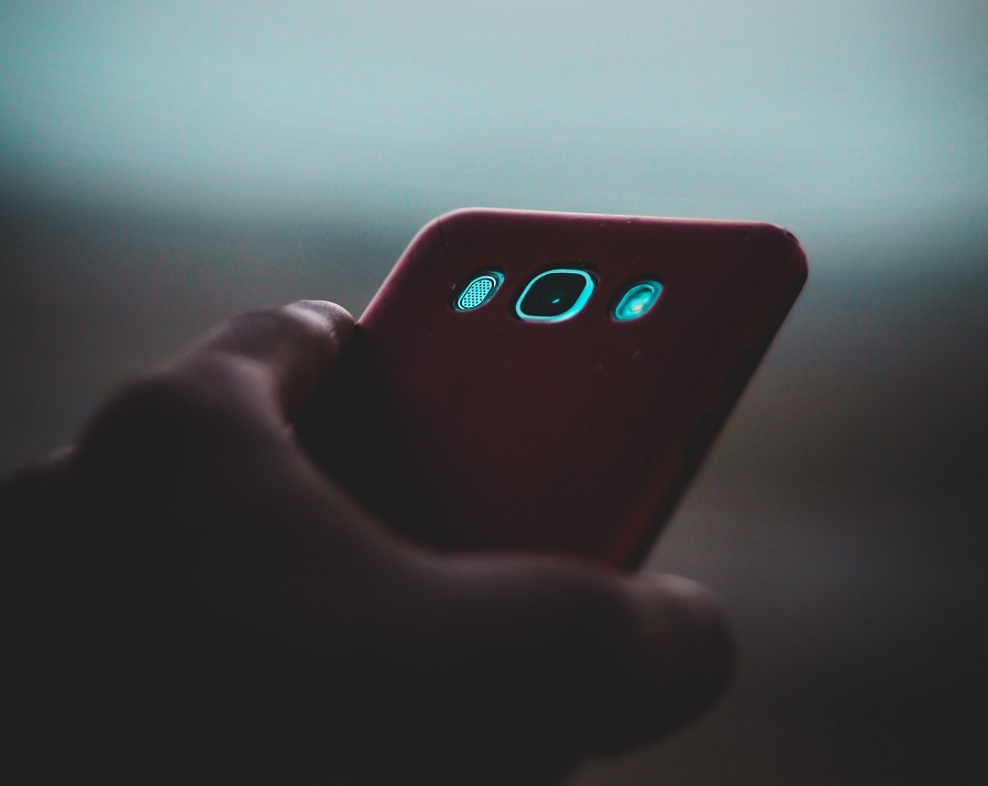 L'homme endormi sur un banc s'est fait arracher le téléphone qu'il tenait en main - Illustration © Pexels
