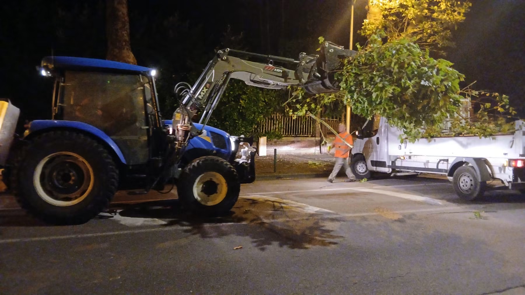 Les employés de la ville ont déblaye cette nuit les arbres déracinés - Phito Ville des Andelys/Facebook