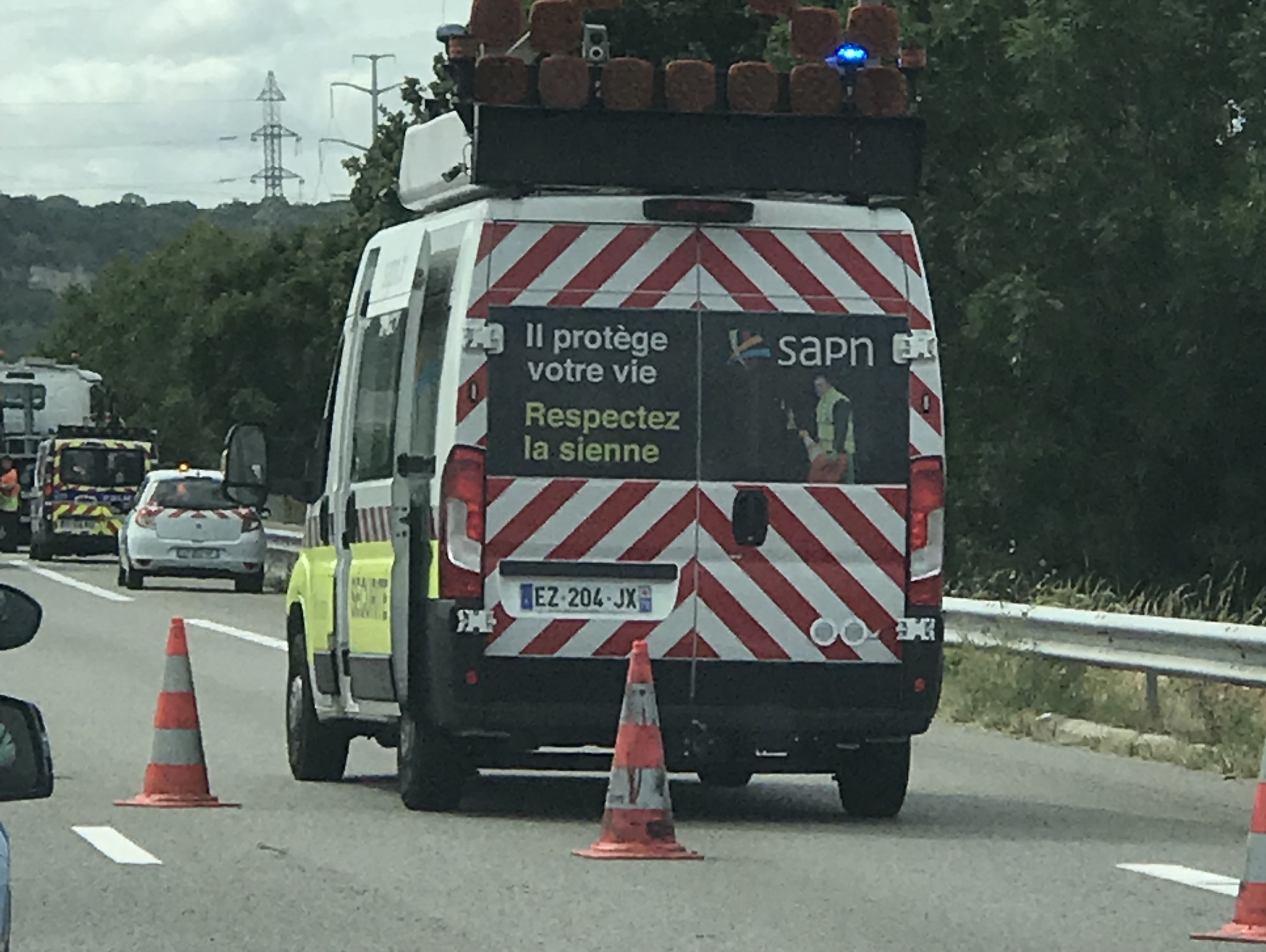 Les agents chargés de l'entretien et de la sécurité sur les  autoroutes sont de plus en plus exposés lors des interventions de balisage - Illustration © infonormandie